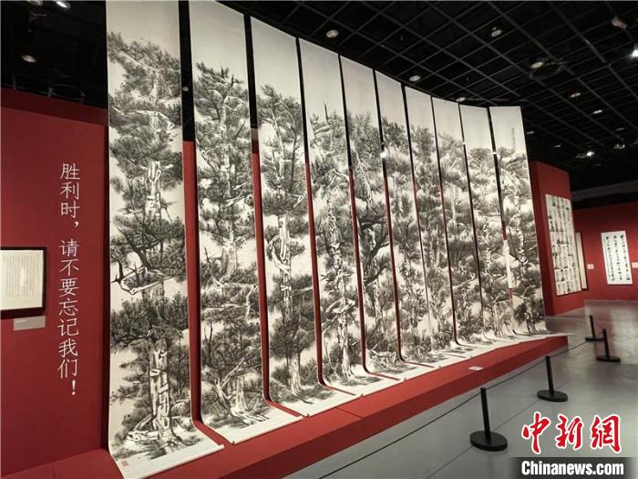 特展现场的《中国共产党建党百年庆》。　张煜欢摄